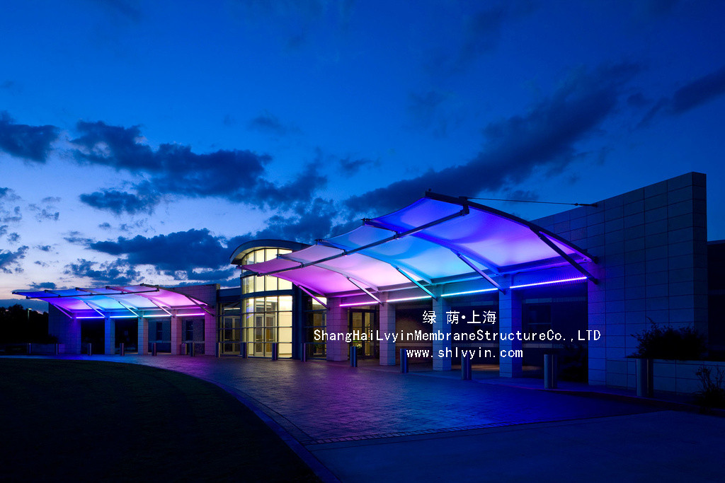 中華全國總工會勞動模范技術(shù)交流學校、兩岸工會交流基地一期室內(nèi)運動館鋼結(jié)構(gòu)吊裝施工(一)